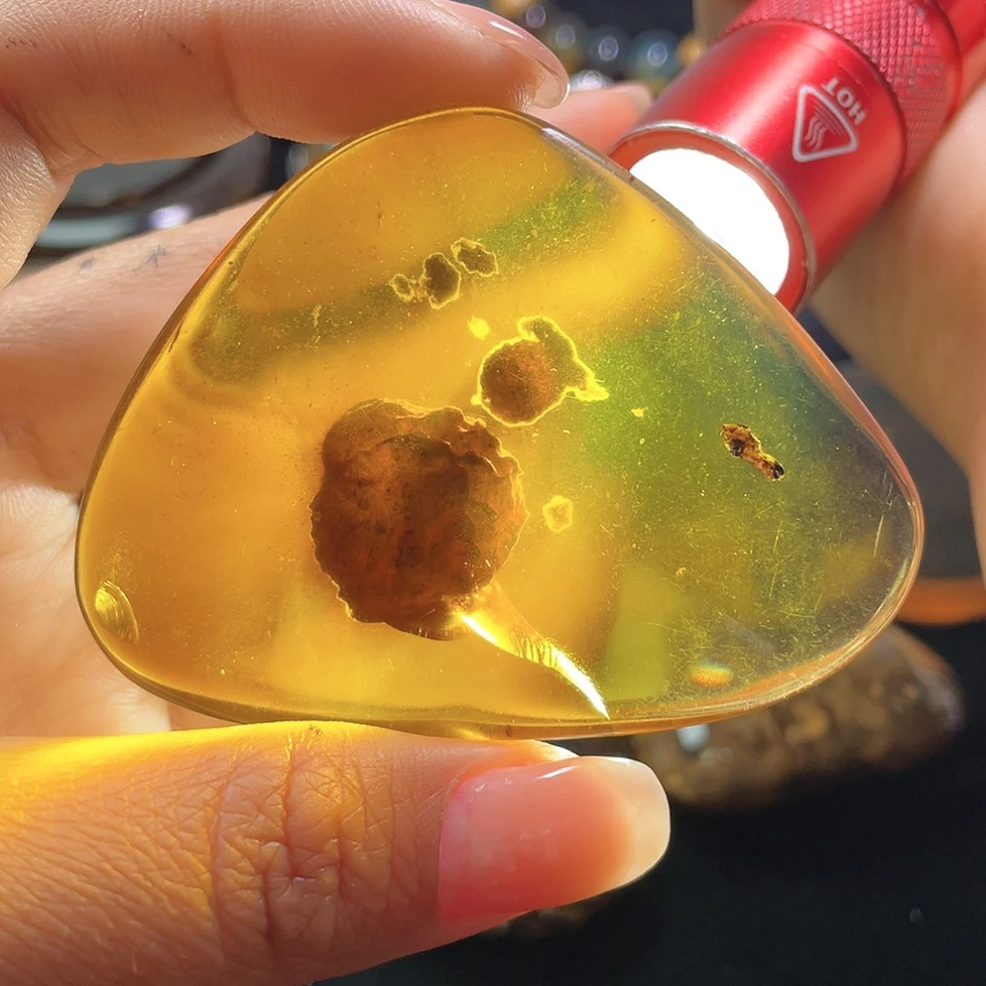 琥珀裸石未镶嵌。