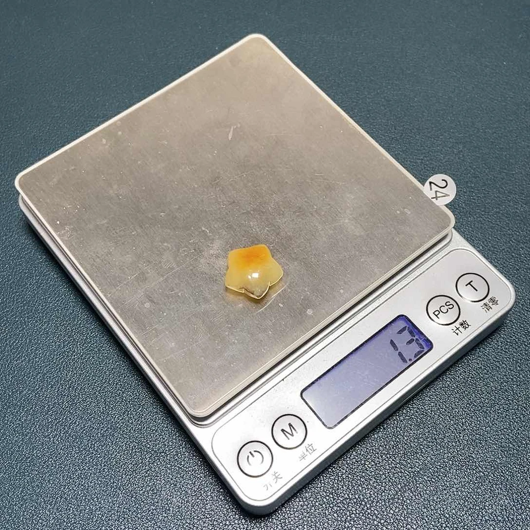 琥珀裸石未镶嵌，