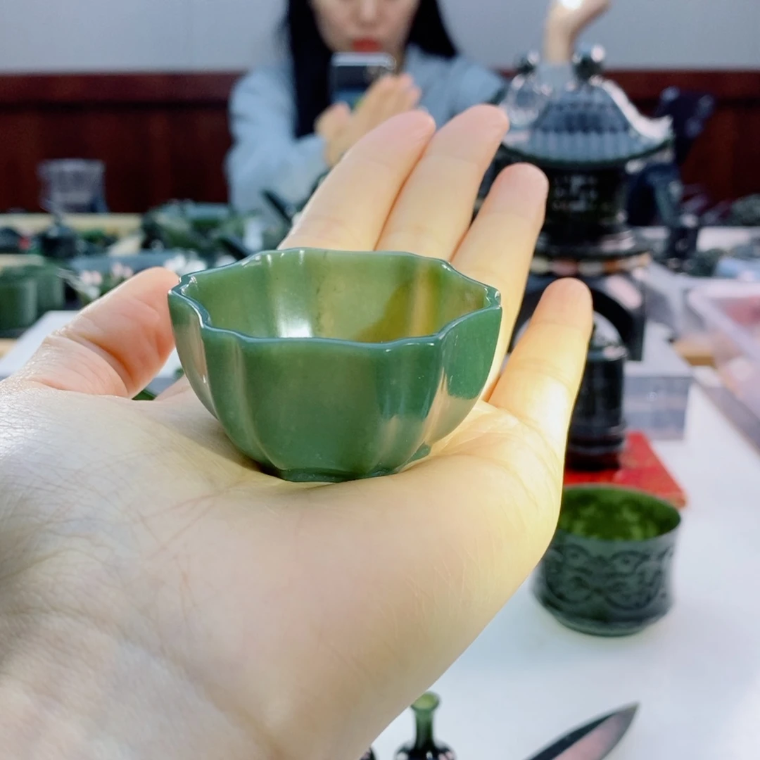 未镶嵌和田玉摆件微瑕