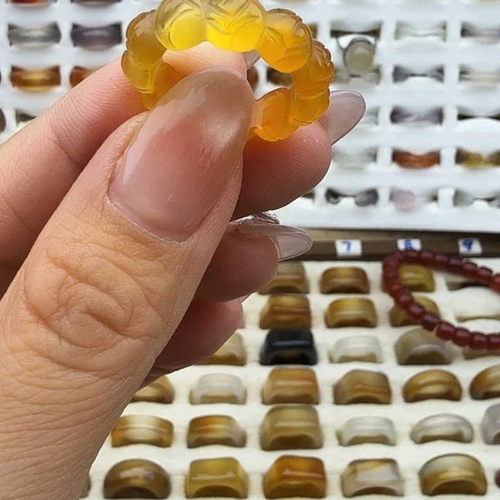 叶****玛瑙/玉髓未镶嵌戒圈