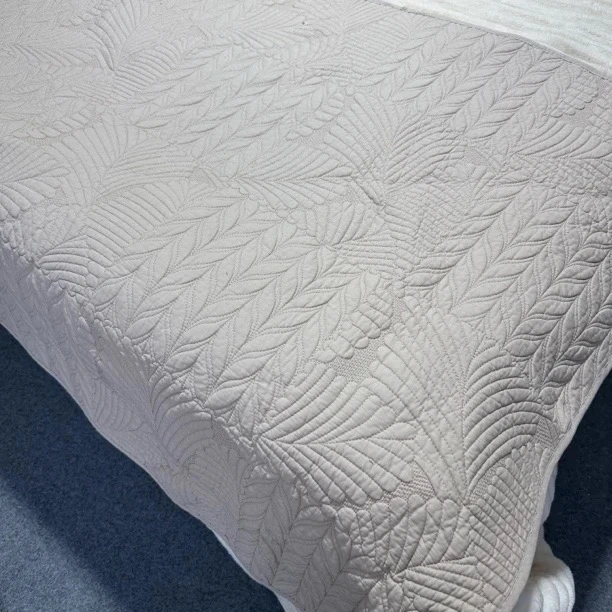 《辉岳》110x160 奶茶色叶子款棉沙发垫 发一个微瑕