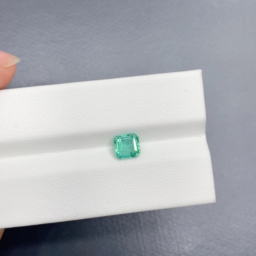 裸石未镶嵌祖母绿0.915克拉