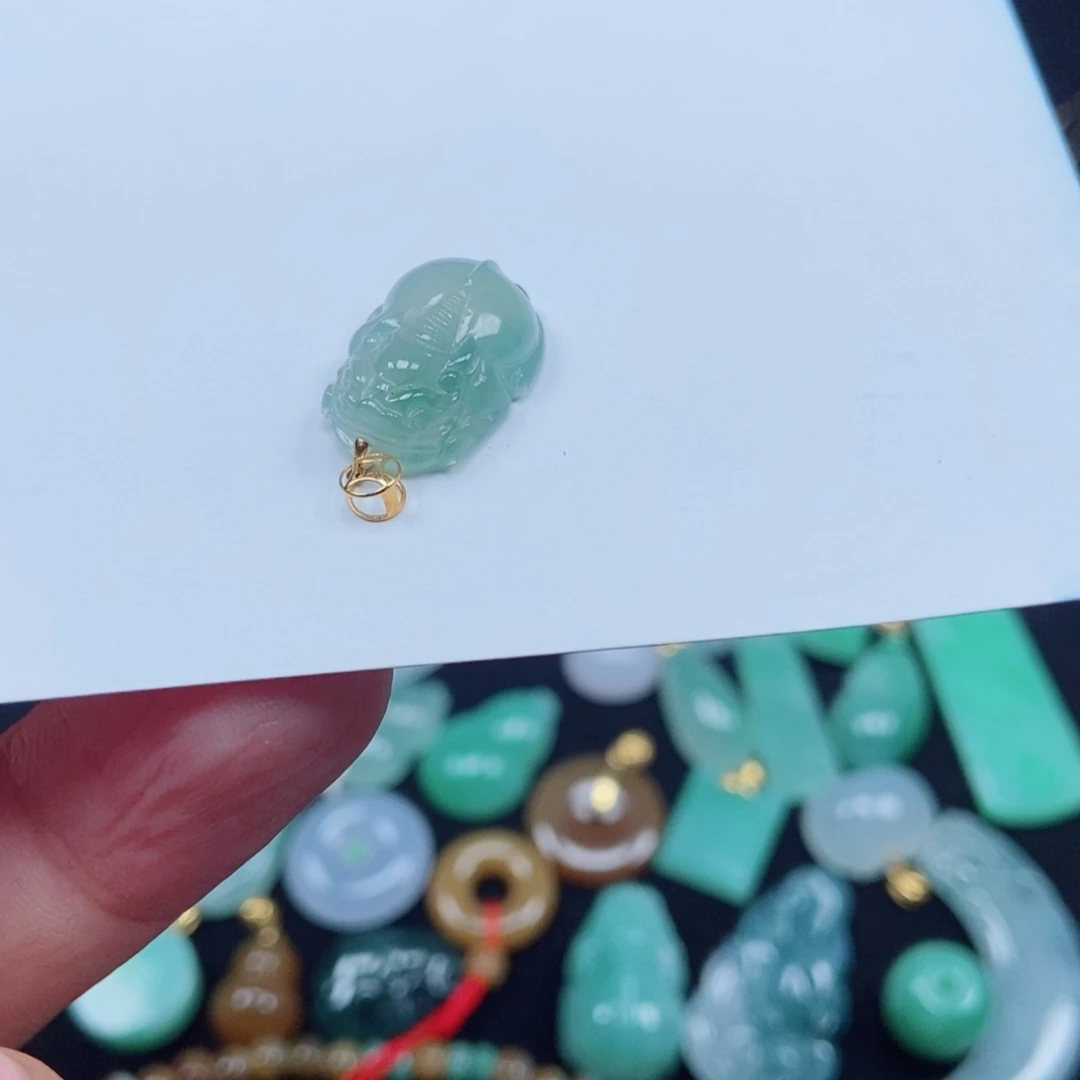 两***妈翡翠未镶嵌颈饰貔貅