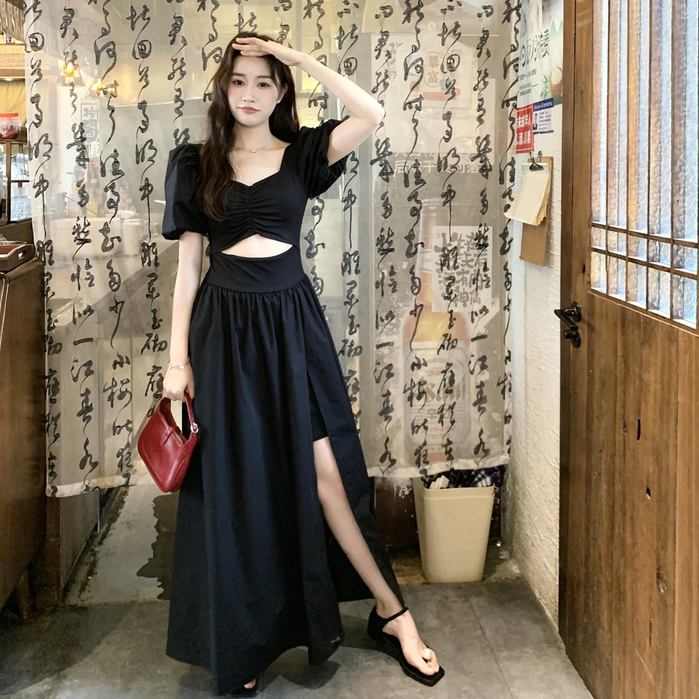2025新款法式赫本风黑色连衣裙女方领泡泡袖裙子收腰镂空开叉气质