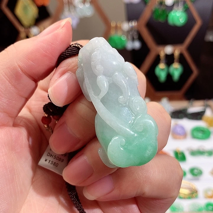 颈饰未镶嵌翡翠天然