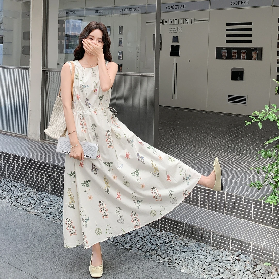 无袖碎花法式茶歇连衣裙2025新款女夏后背镂空气质度假小香风裙子