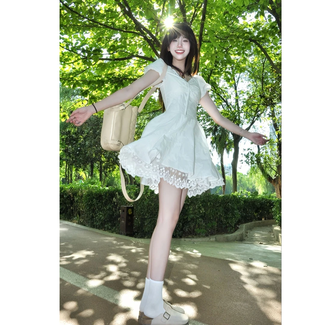 夏日绝美纯欲V领拼接蕾丝泡泡袖连衣裙女新款收腰显瘦初恋小白裙