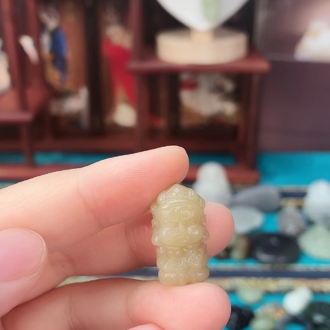 飘***鱼颈饰未镶嵌和田玉