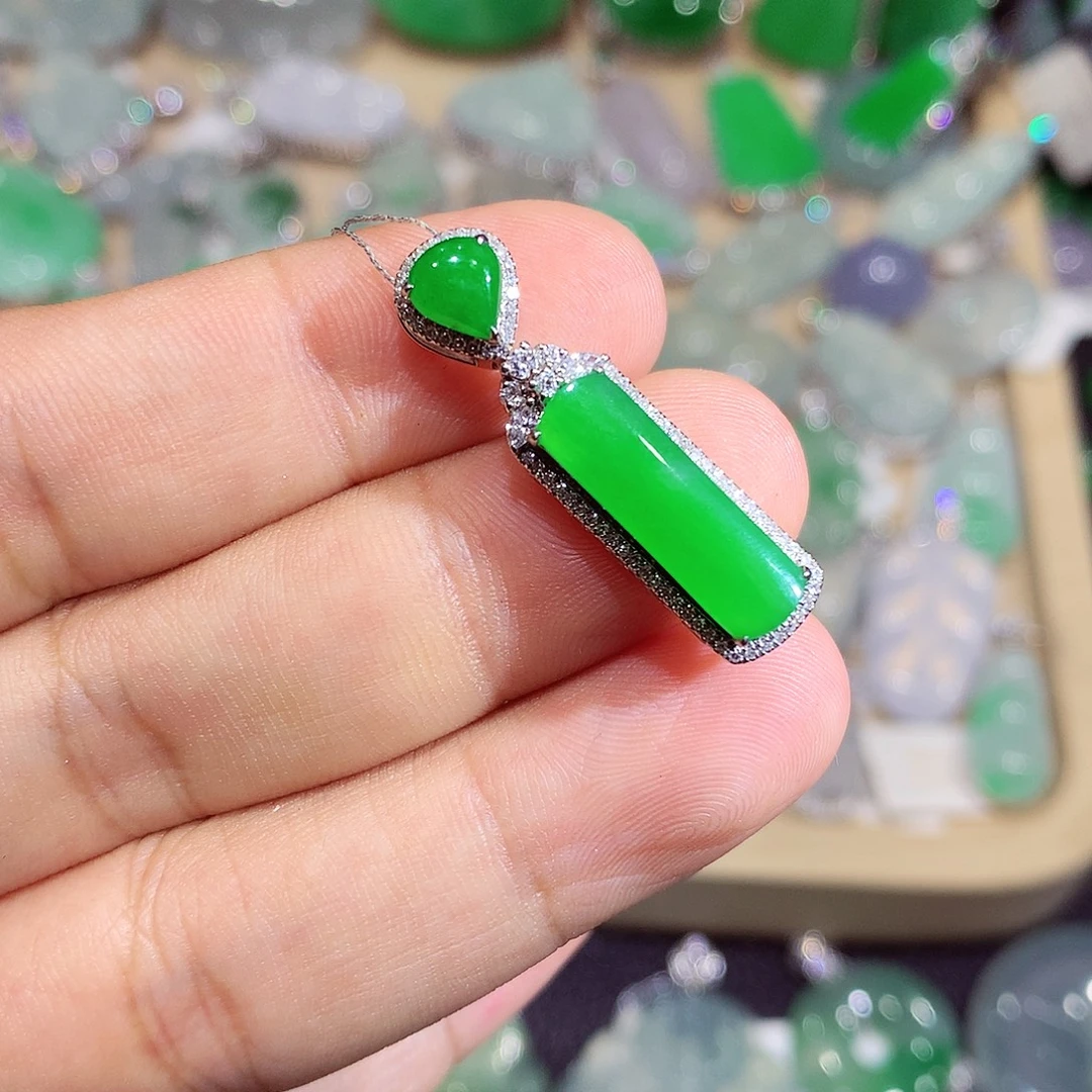 翡翠18K金镶嵌颈饰