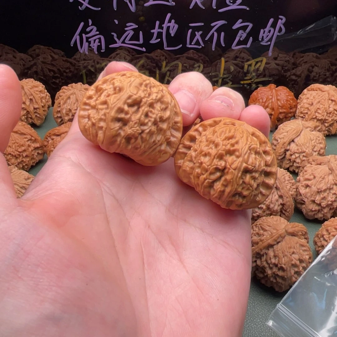 核桃把件38球白狮子，已经打底