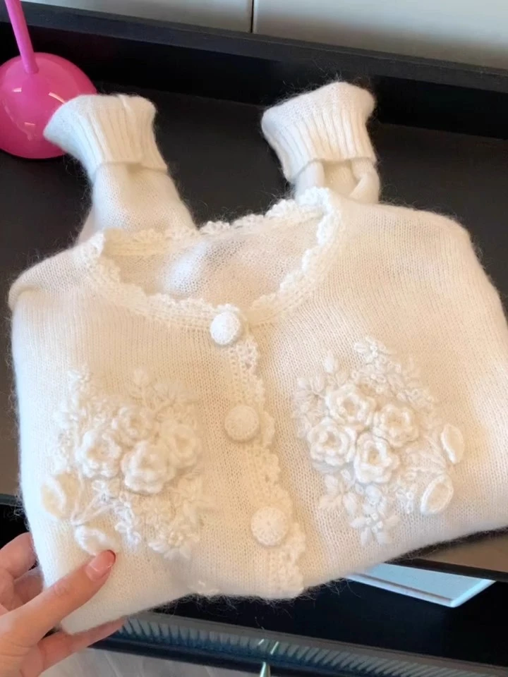 超好看洋气减龄百搭软糯毛衣女秋季新款白色重工立体花朵针织开衫