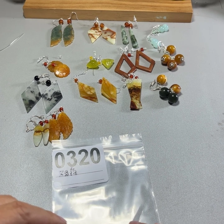 玉***姐蛇纹石玉合金耳饰