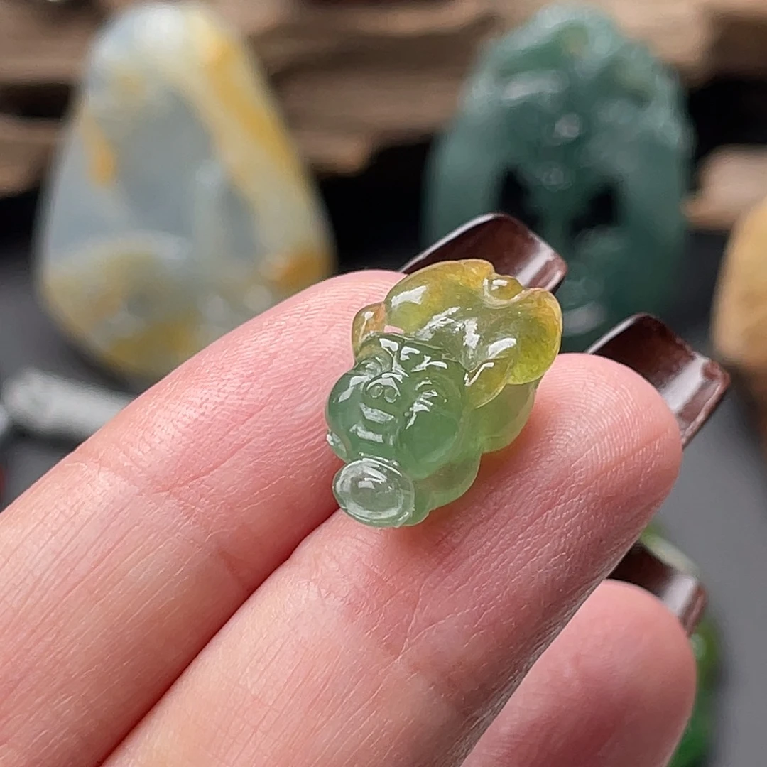 翡翠未镶嵌颈饰飞猪