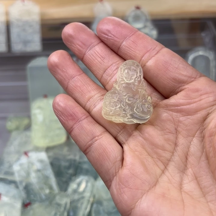 玲***豆蛇纹石玉未镶嵌颈饰文殊