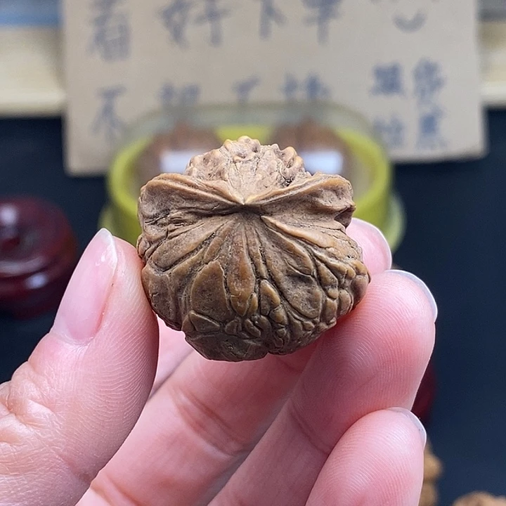 用***5文玩核桃吊坠黄瑕疵不退不换