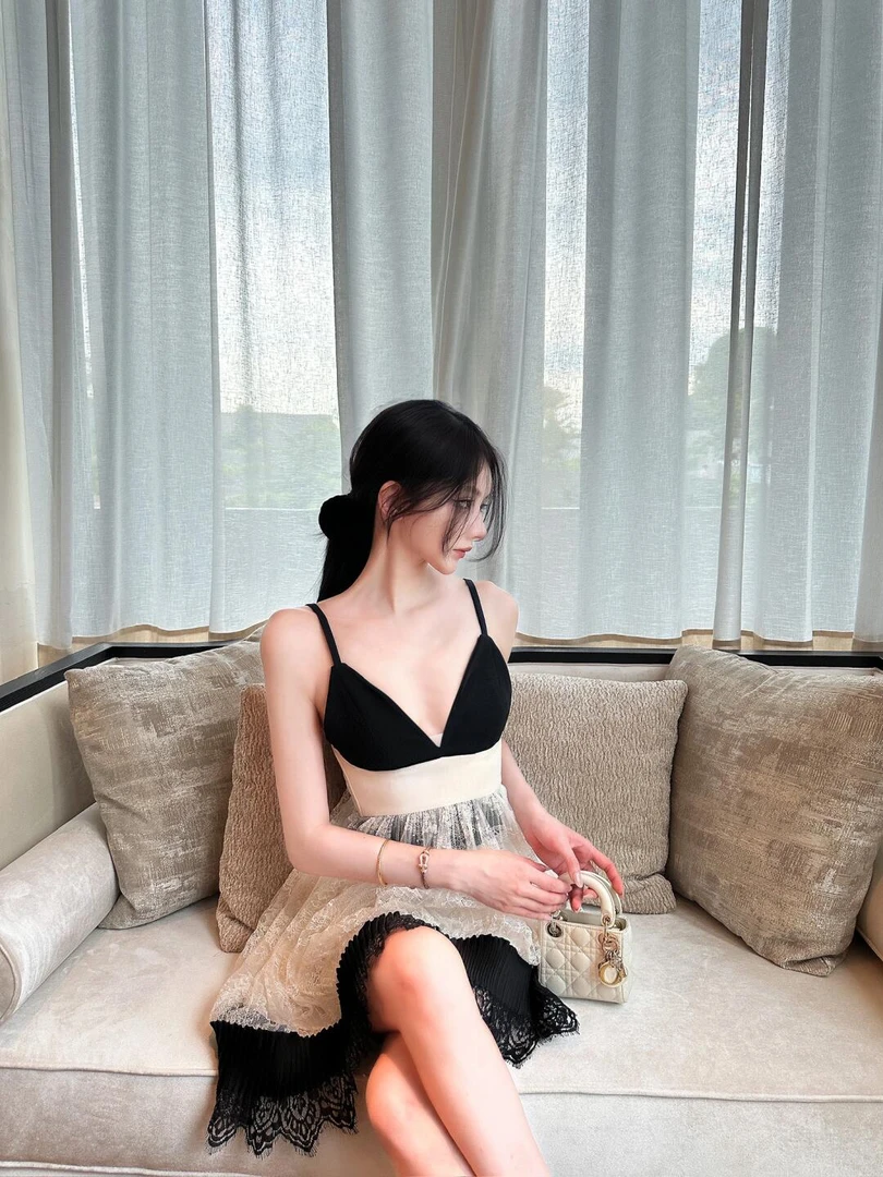 名媛气质高级感纯欲风辣妹性感蕾丝吊带连衣裙度假风收腰显瘦短裙