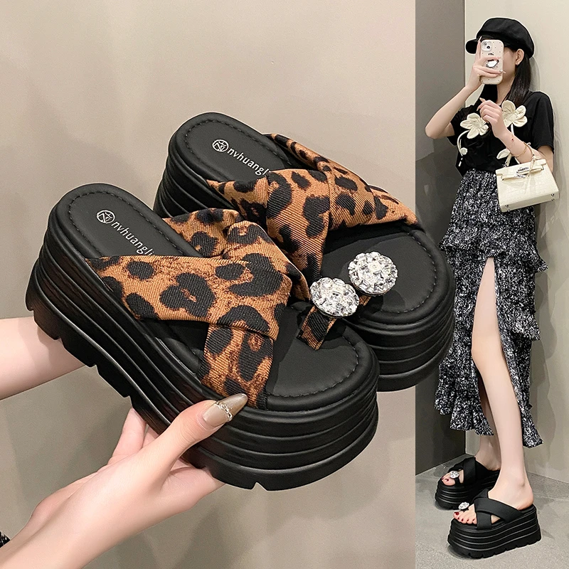 绝美厚底凉拖鞋女外穿2025新款夏高级感豹纹套趾水钻配裙子增高鞋