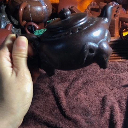 紫砂茶壶原矿泥料手工制作的紫砂壶。