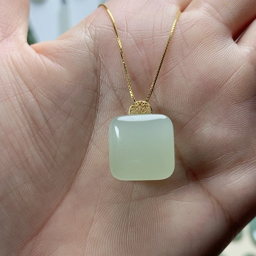 【闪购商品】颈饰18K金镶嵌和田玉
