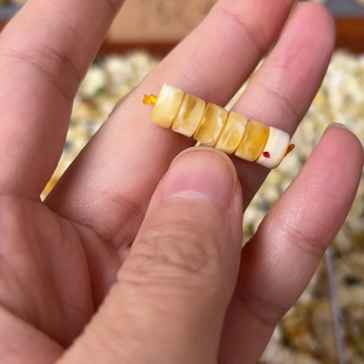 蜜蜡未镶嵌裸石7.7mm一组有坑