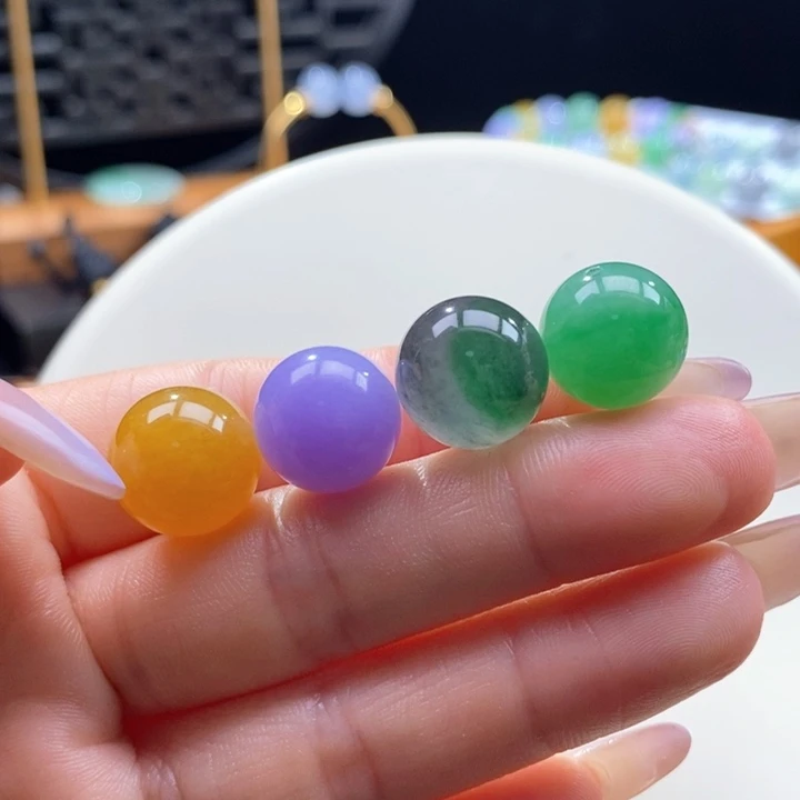 翡翠未镶嵌颈饰翡翠浓彩色系搭配