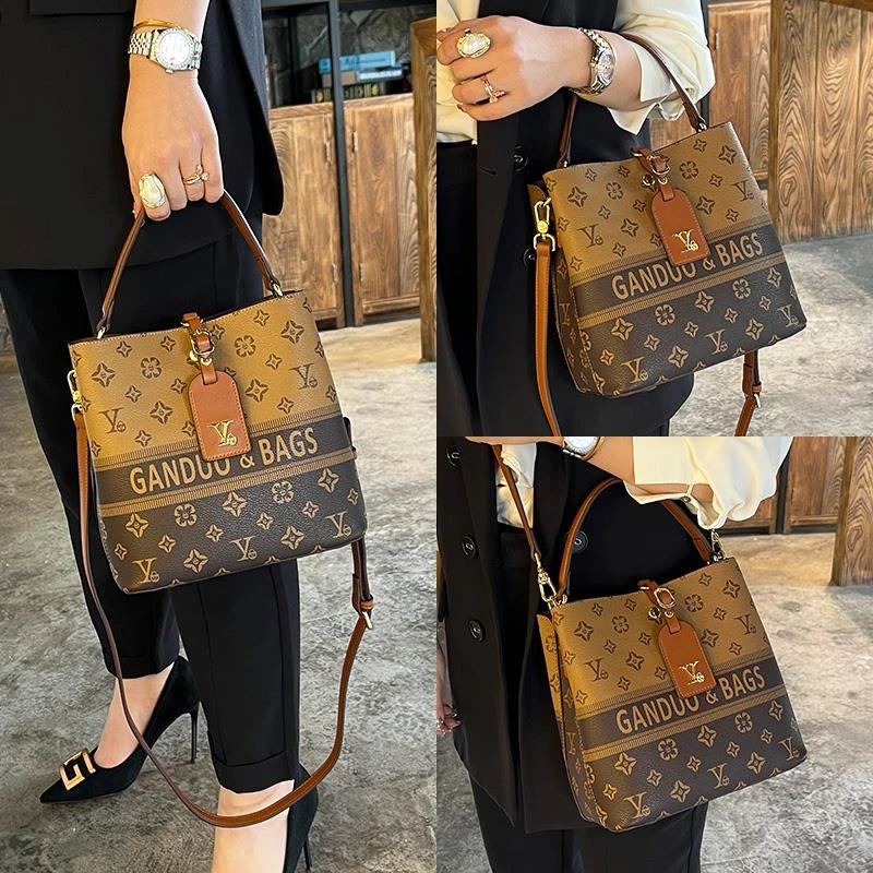 香港品牌包女2025新款轻奢女士手提水桶包百搭单肩包斜挎包印花包