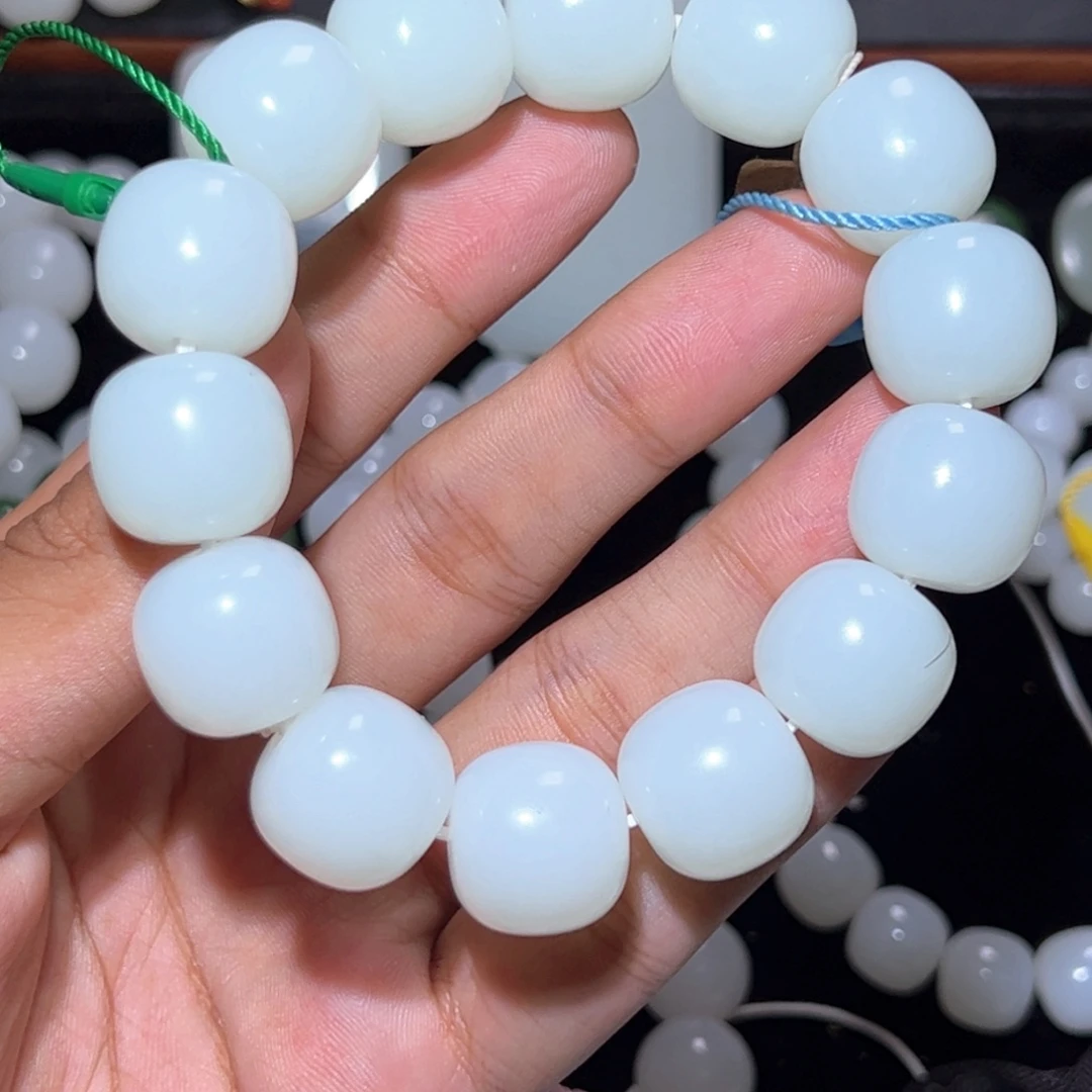 大***哥和田玉未镶嵌颈饰