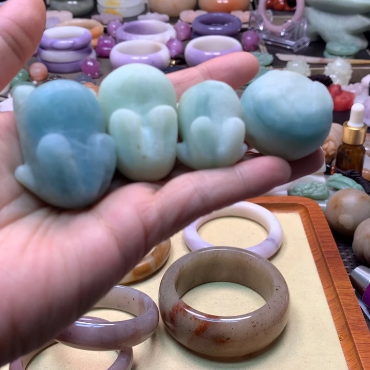 石英岩玉未镶嵌蓝天白云兔子