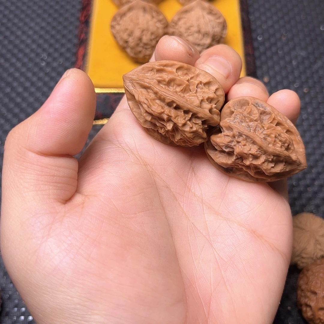 文玩核桃吊坠龙骨三角鸡心