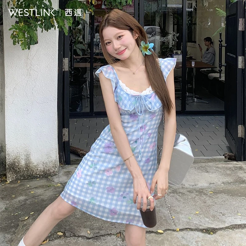 西遇法式飞袖连衣裙女2025年夏季新款系带蕾丝拼接格子碎花短裙