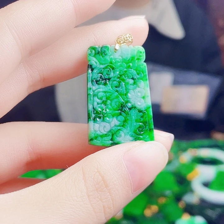 颈饰18K金镶嵌翡翠多样性