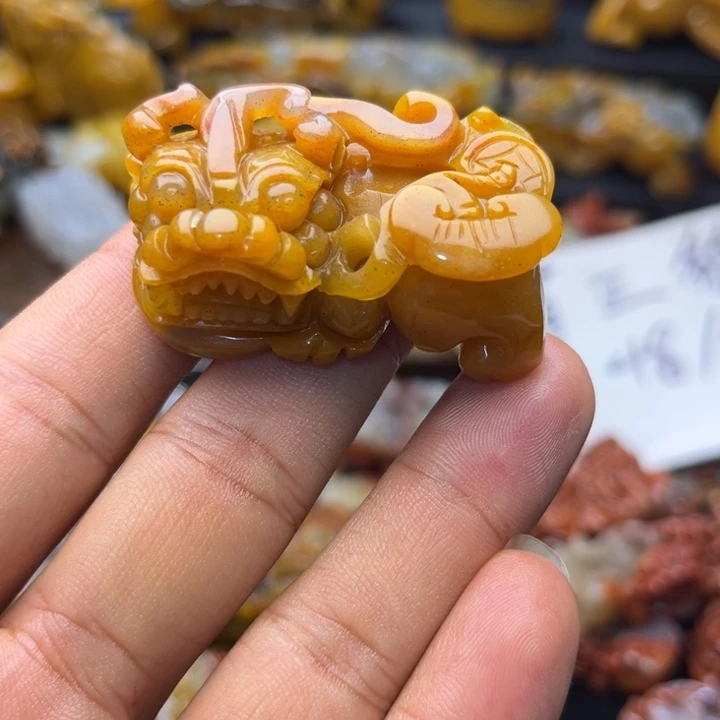 石英质玉（黄龙玉）未镶嵌颈饰