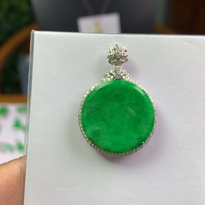 翡翠18K金镶嵌颈饰