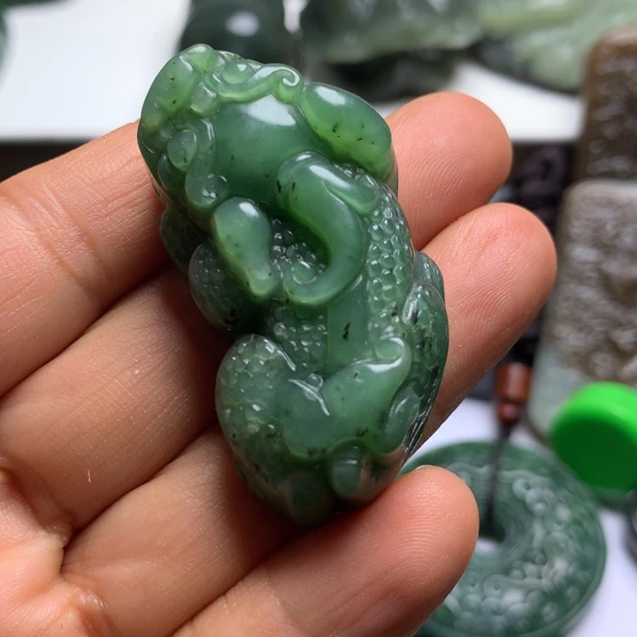 昆***店和田玉未镶嵌颈饰