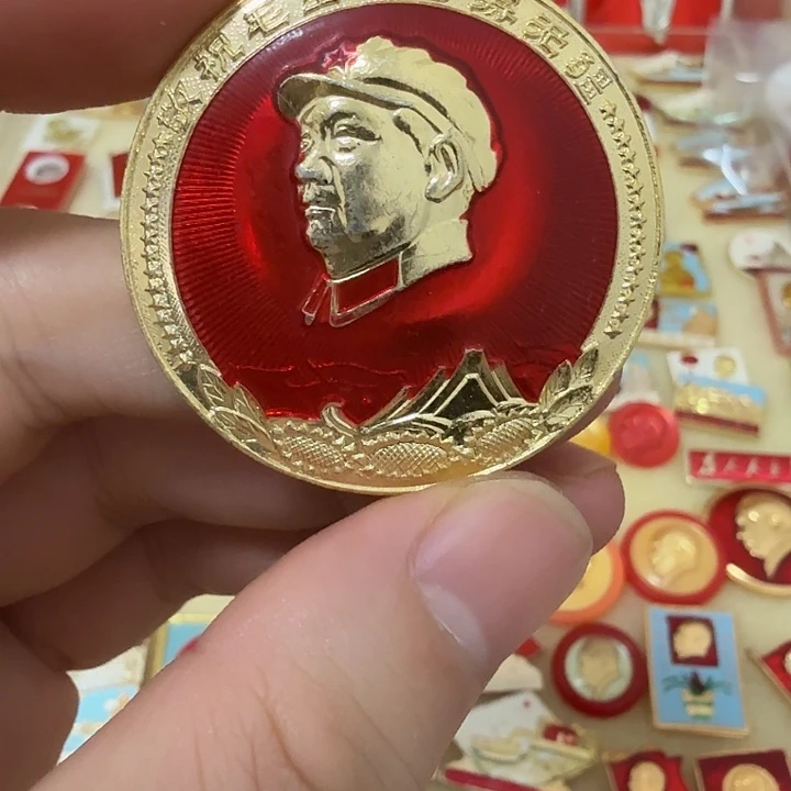 丹***哥铝毛爷爷像章，万岁