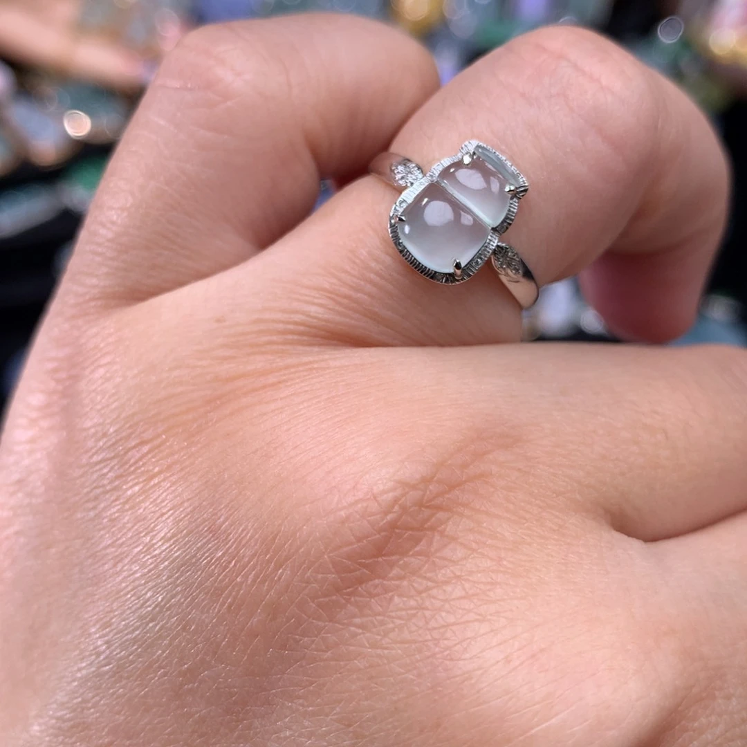 18K金镶嵌戒指翡翠葫芦戒指