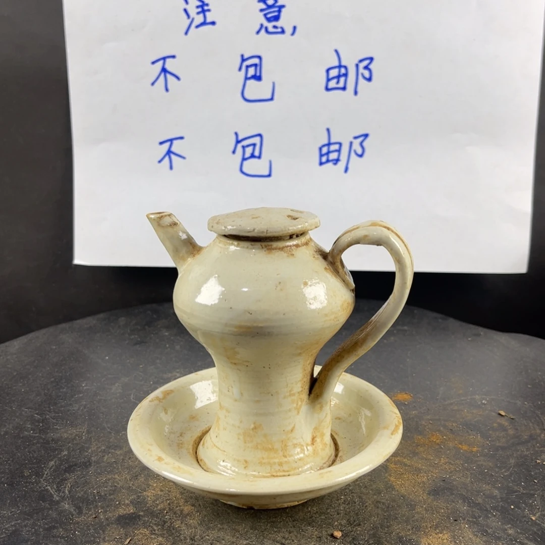 罐漂亮的小瓷器和