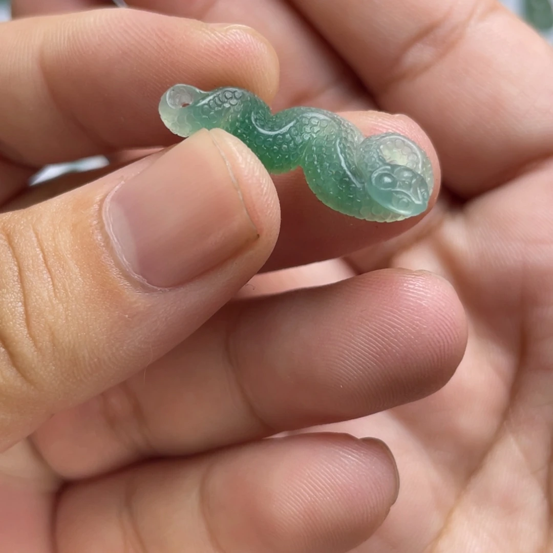 定制翡翠未镶嵌蛇