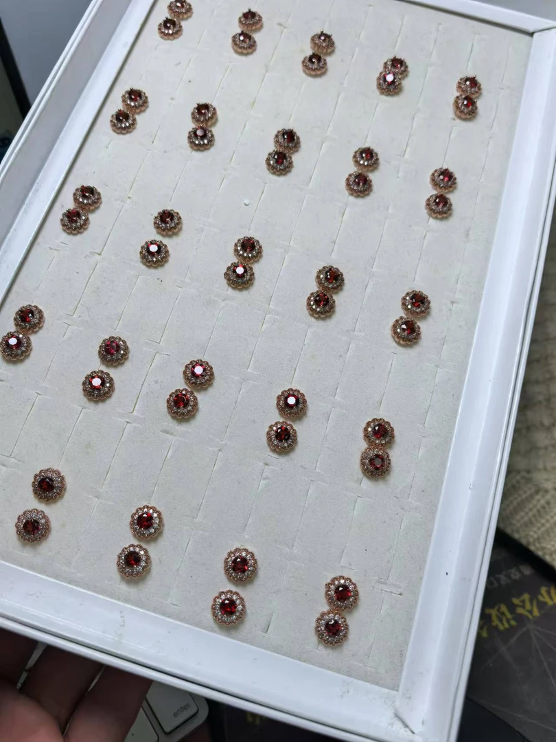 SP-556紫亚乌石榴石耳钉（拍一发一.多样性发货）