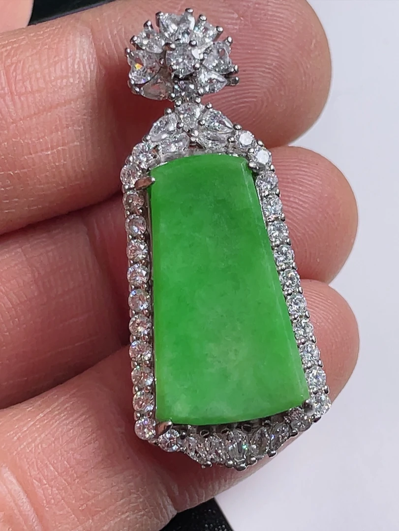 （缅甸天然翡翠A货）925银镶嵌阳绿 如意头吊坠，尺寸29.5-23.5-10.9