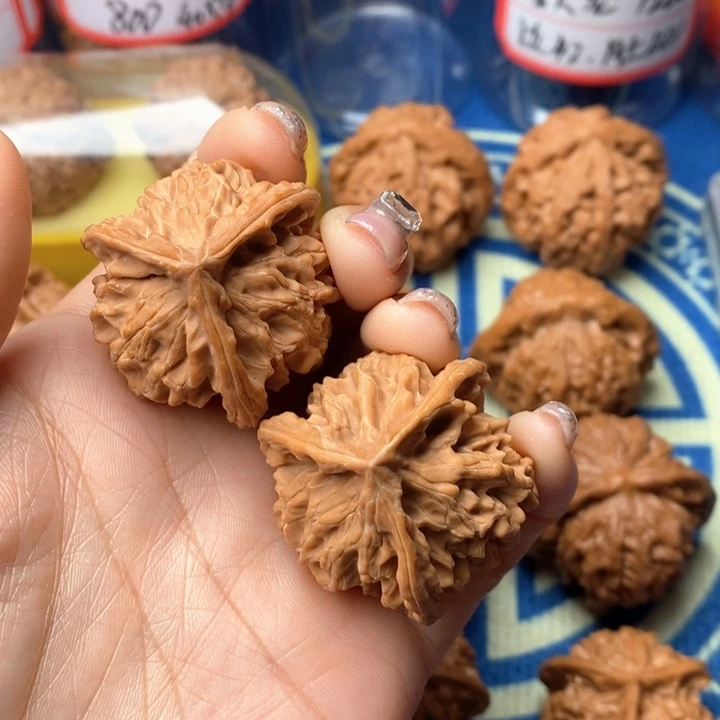 河***司吊坠桃核三棱核桃