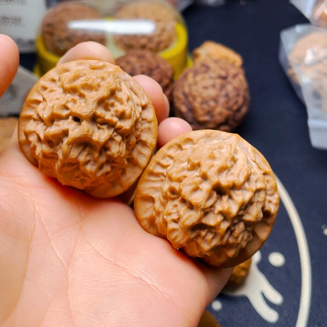 文玩核桃吊坠瓷娃娃