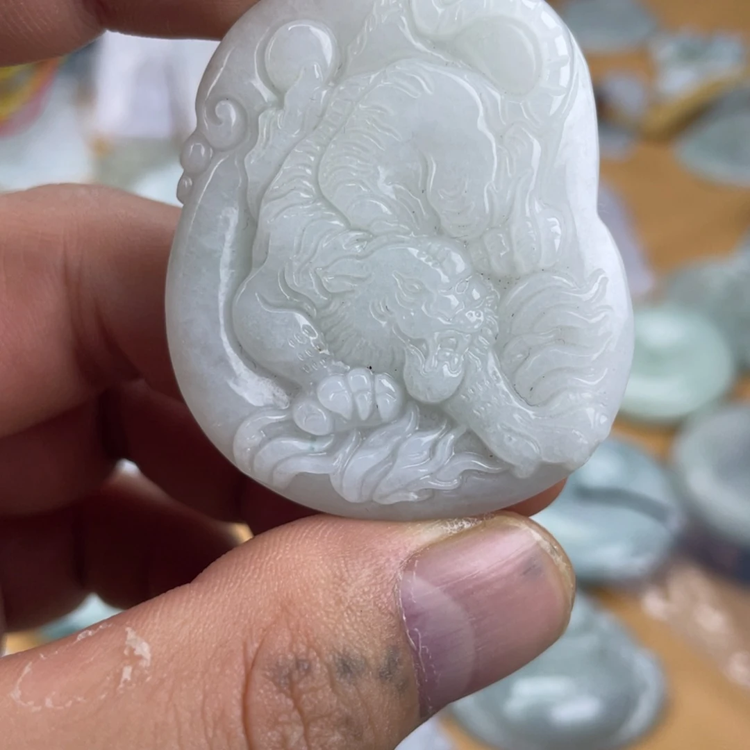 翡翠未镶嵌颈饰虎牌