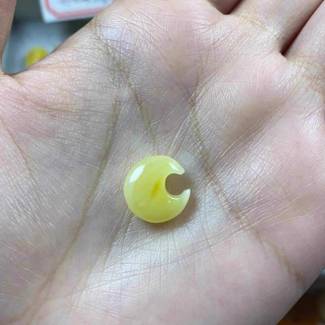 琥珀裸石未镶嵌月亮