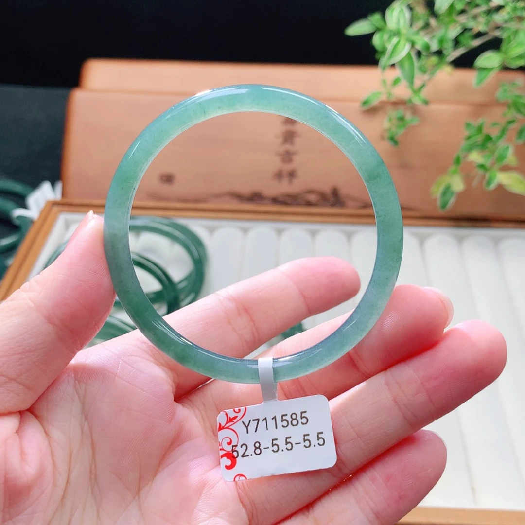 未镶嵌手镯（圆镯）翡翠
