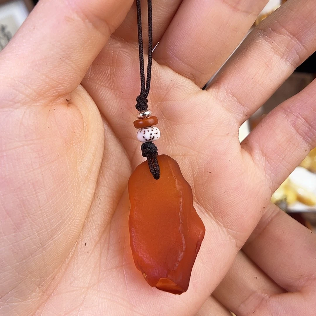 琥珀珠宝奇石未镶嵌。