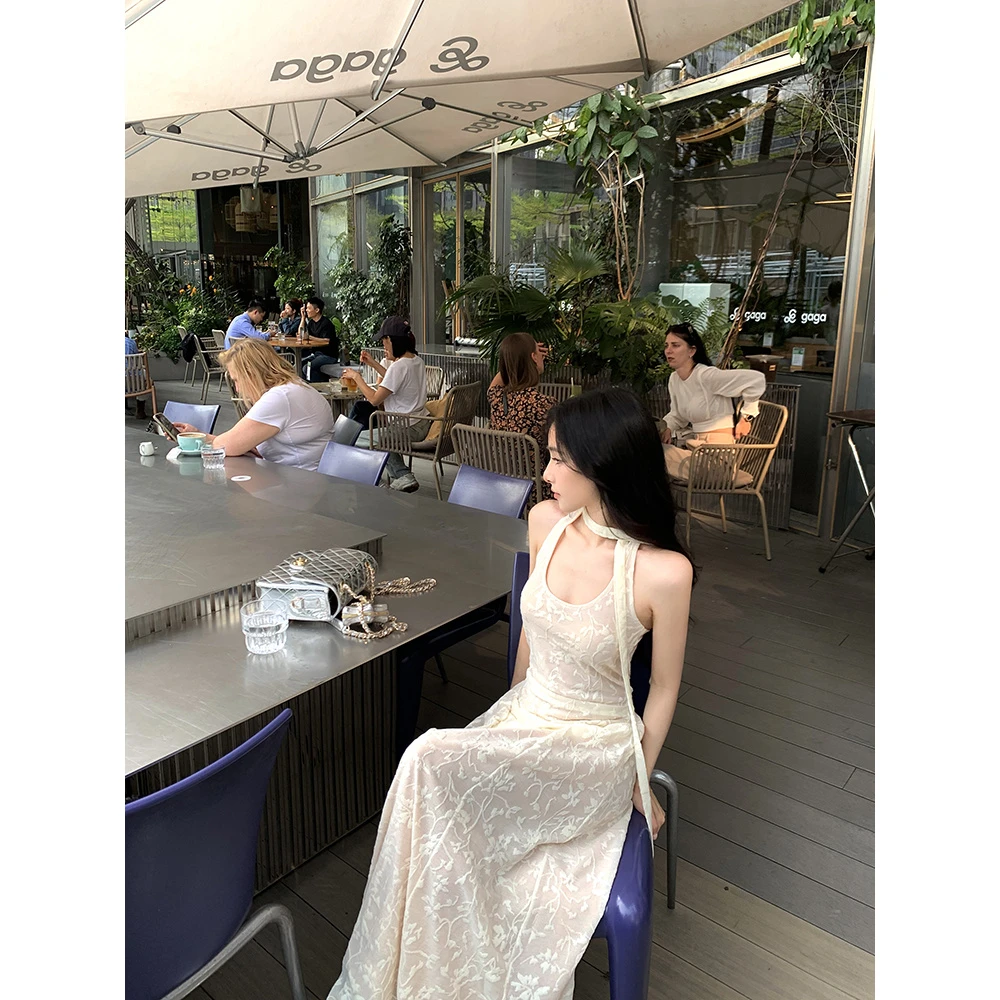 设计感提花u领挂脖连衣裙女夏季褶皱收腰白色裙子修身辣妹a字长裙