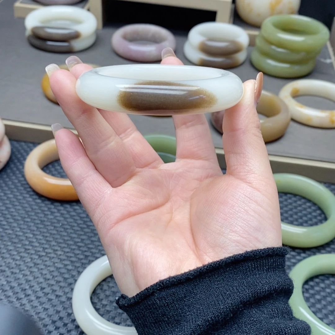 朱***妹石英质玉（佘太翠）未镶嵌手镯