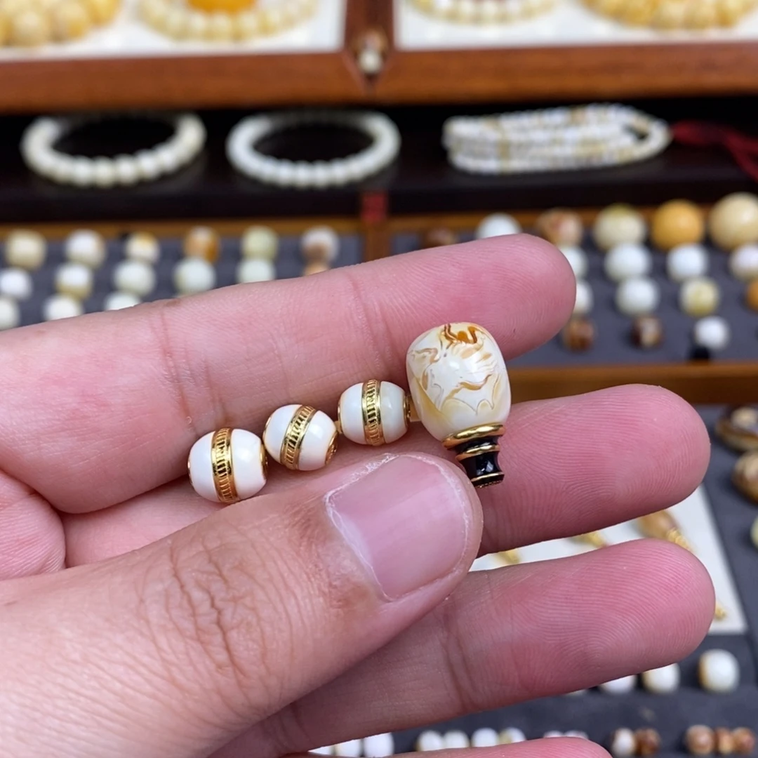 婉***Q蜜蜡未镶嵌裸石配饰三通