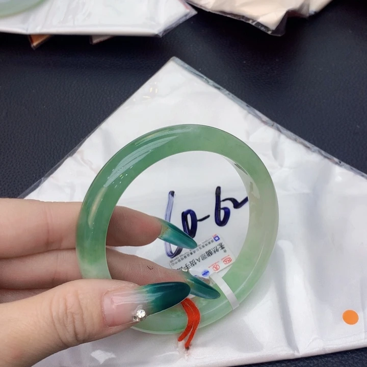 翡翠手镯未镶嵌凌***g翡翠手镯